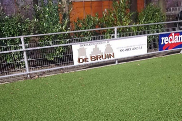 Schilderbedrijf de Bruin op het voetbalveld in Schiedam