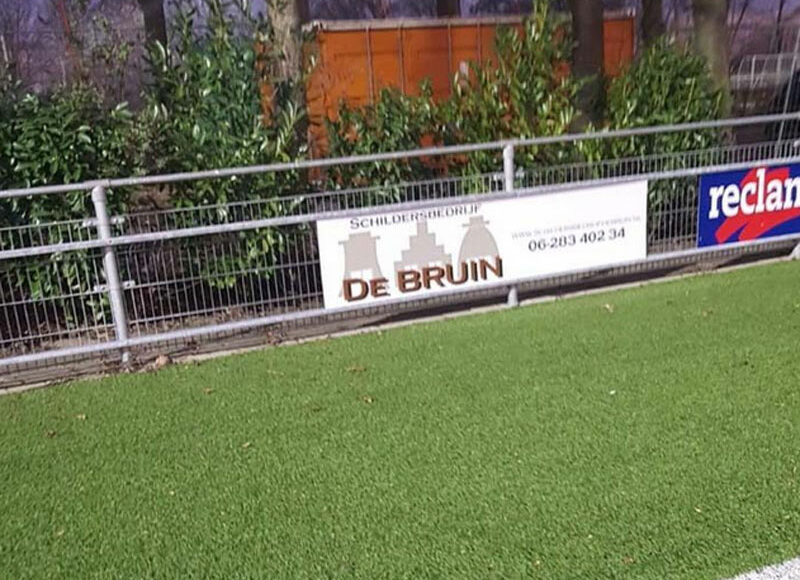 Schilderbedrijf de Bruin op het voetbalveld in Schiedam